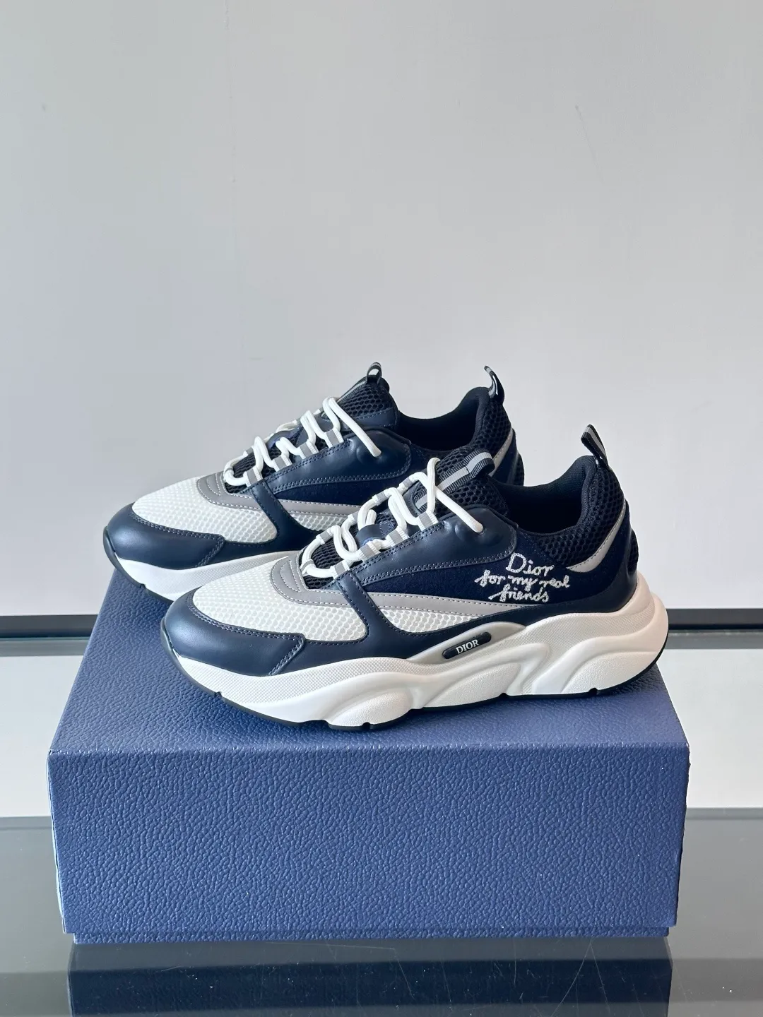 Factory price: 480💰 ◾️▫️Dior D®️ x 🆕 (high version) B22 men's jogging fashion sneakers, this single product draws inspiration from retro jogging shoes. It adopts a thick low-top design, with an upper made of black cow leather and mesh fabric, and a black and white engraved rubber sole. Black mesh fabric tongue and heel counters complement black laces, with an embossed "Di~r" logo embellishment on the side. These sneakers can be mixed and matched with a classic suit for a sporty chic look! Size: 39-45 (38, 46, 47 can be customized)